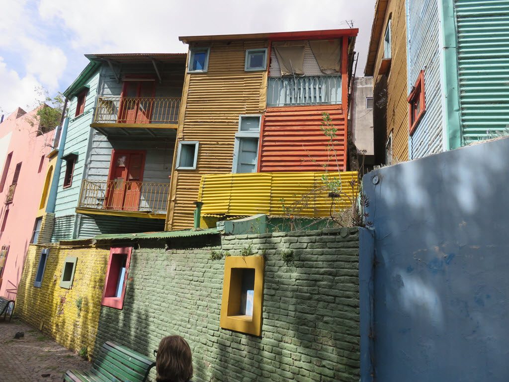 Calle Caminito y parte trasera de un conventillo.
